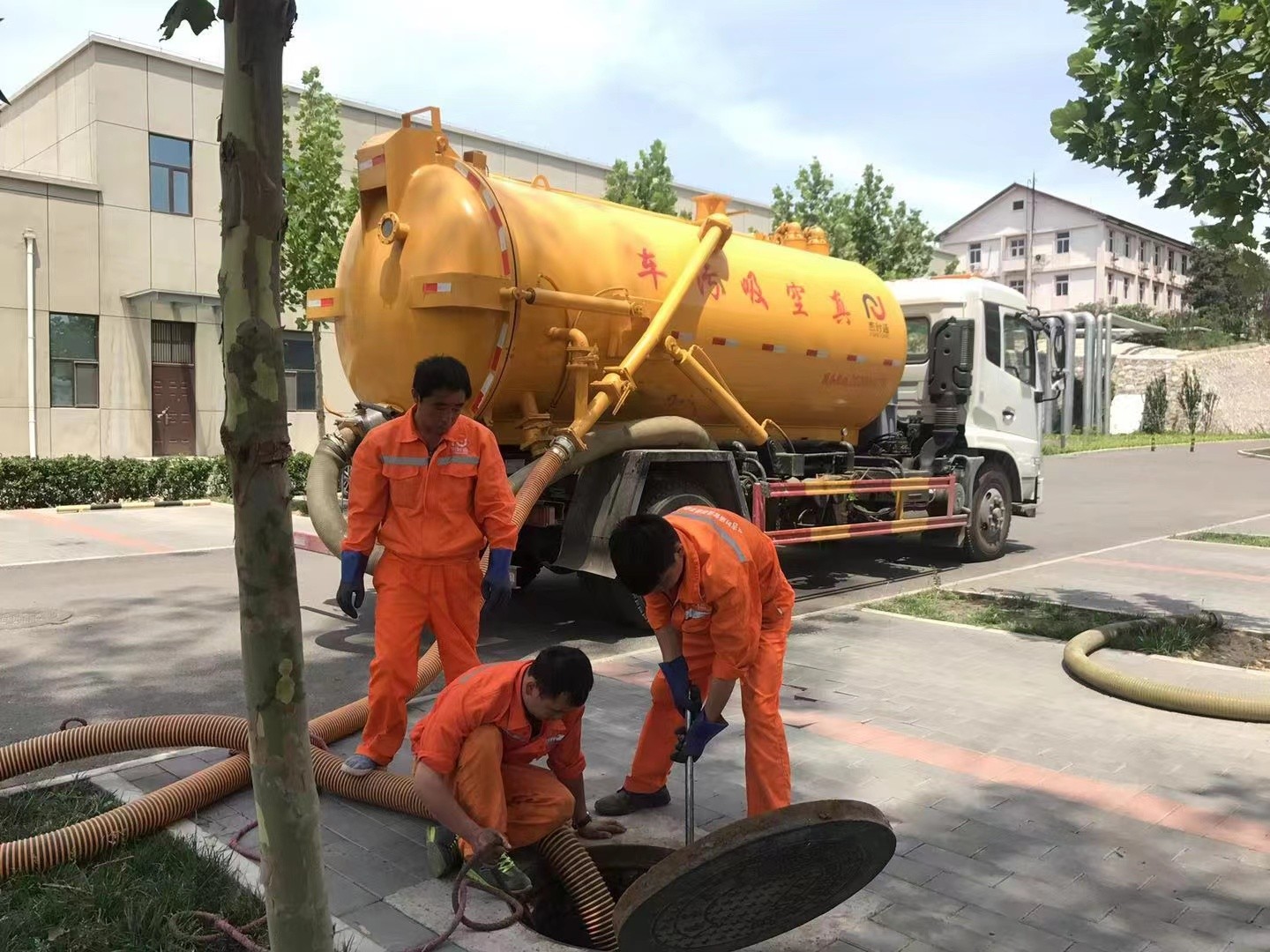 丰都管道疏通车停在窨井附近