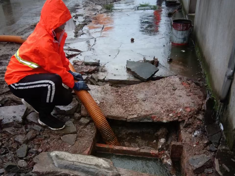 丰都专业清理污水池 炜誉市政以规范流程守护城市 “肠道”