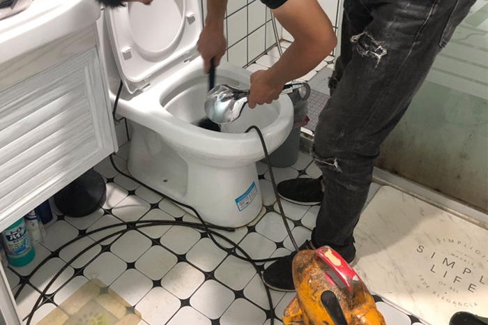 丰都马桶堵塞自己疏通还是找师傅？专业上门服务让你省时更省心