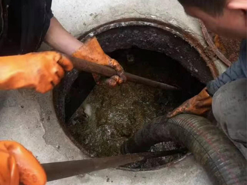 丰都清理化粪池时如何避免沼气的危害？